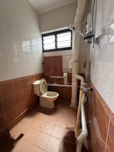 283 Tampines Street 22 HDB Flat For Sale at S$ 480,000 | PropertyGuru Singapore - Bathroom