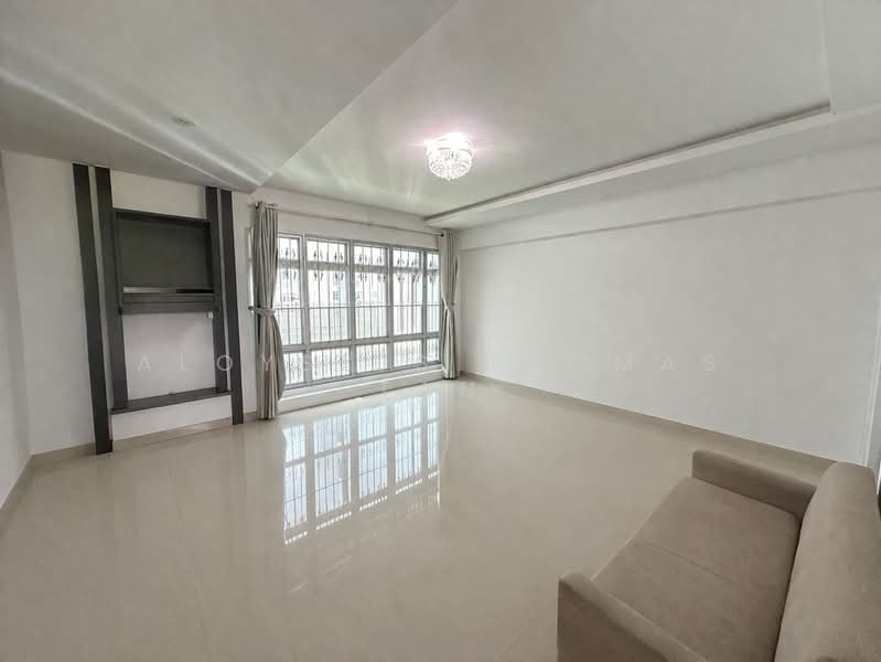 391 Bukit Batok West Avenue 5 HDB Flat For Sale at S$ 550,000 | PropertyGuru Singapore - Living Room