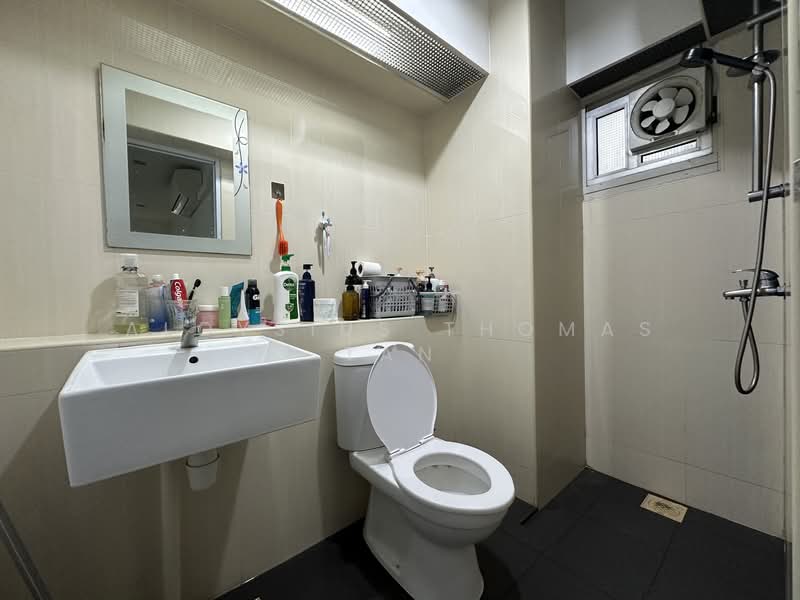 391 Bukit Batok West Avenue 5 HDB Flat For Sale at S$ 550,000 | PropertyGuru Singapore - Bathroom