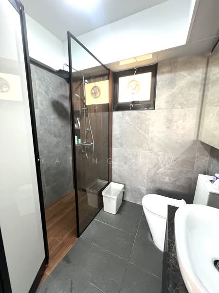 467B Bukit Batok West Avenue 9 HDB Flat For Sale at S$ 730,000 | PropertyGuru Singapore - Bathroom