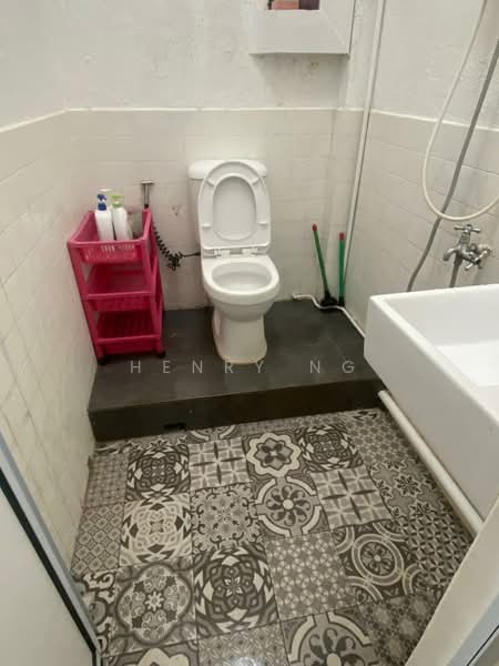 Kai Fook Mansion, 6 Kim Tian Road, 6 Bedrooms, 1,200 sqft, Walk-up Apartment For Rent, by Henry Ng, 500099609 - Bathroom - PropertyGuru.com.sg