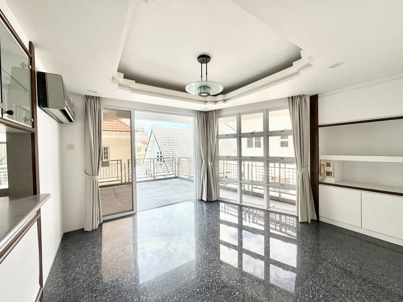 Sennett Avenue, Sennett Avenue, 6 Bedrooms, 11,200 sqft, Semi-Detached House For Sale, by Corrine Lee, 500099621 - Living Room - PropertyGuru.com.sg