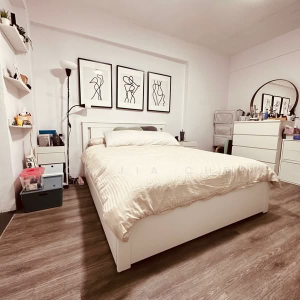 21 Holland Drive HDB Flat For Sale at S$ 1,080,000 | PropertyGuru Singapore - Well-sized master bedroom