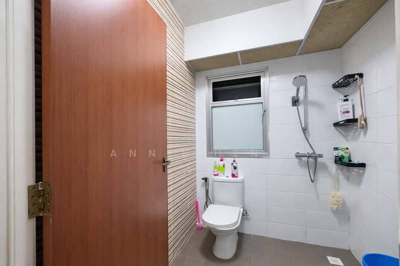 443D Bukit Batok West Avenue 8 HDB Flat For Sale at S$ 519,000 | PropertyGuru Singapore - Bathroom