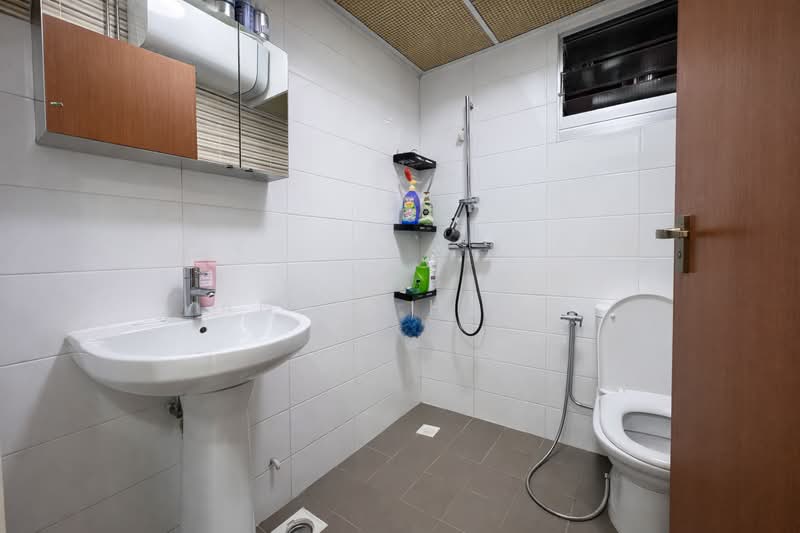 443D Bukit Batok West Avenue 8 HDB Flat For Sale at S$ 519,000 | PropertyGuru Singapore - Bathroom