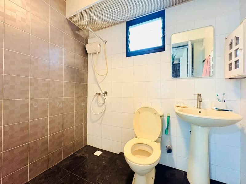 337B Tah Ching Road HDB Flat For Sale at S$ 600,000 | PropertyGuru Singapore - Bathroom