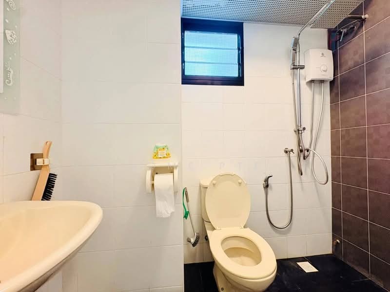 337B Tah Ching Road HDB Flat For Sale at S$ 600,000 | PropertyGuru Singapore - Bathroom