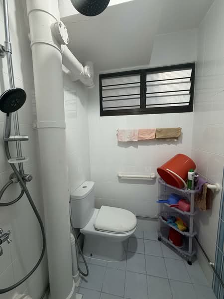 92 Bedok North Avenue 4 HDB Flat For Sale at S$ 390,000 | PropertyGuru Singapore - Bathroom