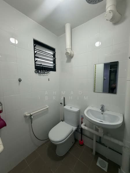 92 Bedok North Avenue 4 HDB Flat For Sale at S$ 390,000 | PropertyGuru Singapore - Bathroom