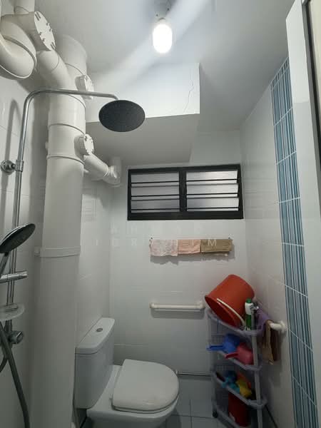 92 Bedok North Avenue 4 HDB Flat For Sale at S$ 390,000 | PropertyGuru Singapore - Bathroom