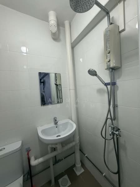 92 Bedok North Avenue 4 HDB Flat For Sale at S$ 390,000 | PropertyGuru Singapore - Bathroom