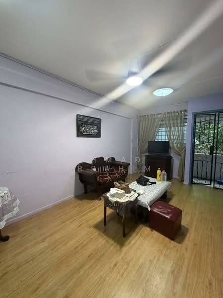92 Bedok North Avenue 4 HDB Flat For Sale at S$ 390,000 | PropertyGuru Singapore - Living Room