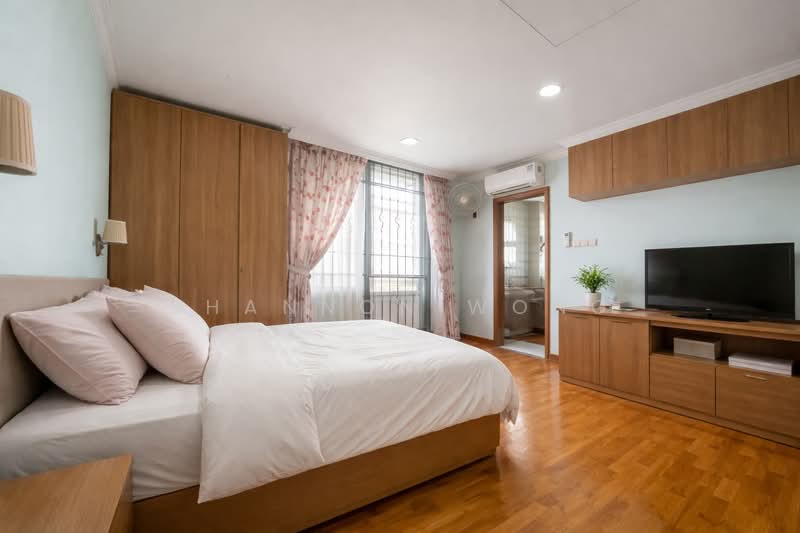 C.H.E.A.P Semi D in Serangoon Gardens (D19). No West sun, Dedap / Begonia / Kasai / Neram / Yio Chu Kang / Seletar Hill / Luxus Hill / Nim / Serangoon gardens / Kovan / Glasgow / Tavistock / Medway / Crowhurst / Bloxhome / Bodmin / Borthwick / Braemar / Serangoon gardens / Portchester / Farleigh / Hemsley, 7 Bedrooms, 4,100 sqft, Semi-Detached House For Sale, by Shannon Wong, 500099666 - Bedroom - PropertyGuru.com.sg