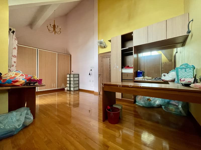 C.H.E.A.P Semi D in Serangoon Gardens (D19). No West sun, Dedap / Begonia / Kasai / Neram / Yio Chu Kang / Seletar Hill / Luxus Hill / Nim / Serangoon gardens / Kovan / Glasgow / Tavistock / Medway / Crowhurst / Bloxhome / Bodmin / Borthwick / Braemar / Serangoon gardens / Portchester / Farleigh / Hemsley, 7 Bedrooms, 4,100 sqft, Semi-Detached House For Sale, by Shannon Wong, 500099666 - Bedroom - PropertyGuru.com.sg
