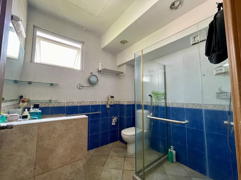 C.H.E.A.P Semi D in Serangoon Gardens (D19). No West sun, Dedap / Begonia / Kasai / Neram / Yio Chu Kang / Seletar Hill / Luxus Hill / Nim / Serangoon gardens / Kovan / Glasgow / Tavistock / Medway / Crowhurst / Bloxhome / Bodmin / Borthwick / Braemar / Serangoon gardens / Portchester / Farleigh / Hemsley, 7 Bedrooms, 4,100 sqft, Semi-Detached House For Sale, by Shannon Wong, 500099666 - Bathroom - PropertyGuru.com.sg