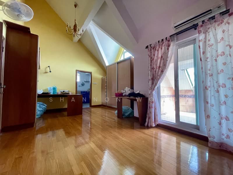 C.H.E.A.P Semi D in Serangoon Gardens (D19). No West sun, Dedap / Begonia / Kasai / Neram / Yio Chu Kang / Seletar Hill / Luxus Hill / Nim / Serangoon gardens / Kovan / Glasgow / Tavistock / Medway / Crowhurst / Bloxhome / Bodmin / Borthwick / Braemar / Serangoon gardens / Portchester / Farleigh / Hemsley, 7 Bedrooms, 4,100 sqft, Semi-Detached House For Sale, by Shannon Wong, 500099666 - Bedroom - PropertyGuru.com.sg