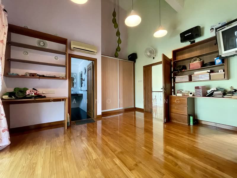 C.H.E.A.P Semi D in Serangoon Gardens (D19). No West sun, Dedap / Begonia / Kasai / Neram / Yio Chu Kang / Seletar Hill / Luxus Hill / Nim / Serangoon gardens / Kovan / Glasgow / Tavistock / Medway / Crowhurst / Bloxhome / Bodmin / Borthwick / Braemar / Serangoon gardens / Portchester / Farleigh / Hemsley, 7 Bedrooms, 4,100 sqft, Semi-Detached House For Sale, by Shannon Wong, 500099666 - Bedroom - PropertyGuru.com.sg