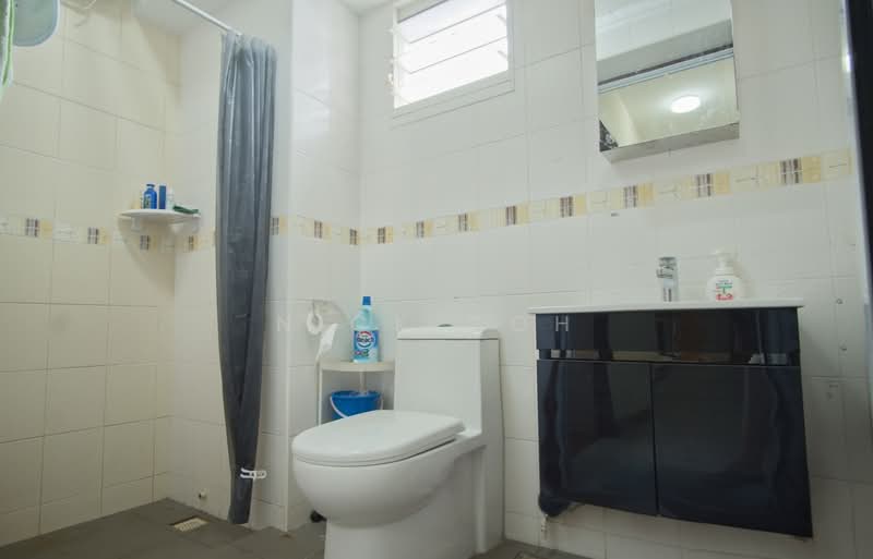264E Compassvale Bow HDB Flat For Sale at S$ 800,000 | PropertyGuru Singapore - Bathroom