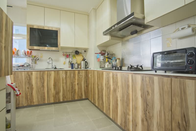 264E Compassvale Bow HDB Flat For Sale at S$ 800,000 | PropertyGuru Singapore - Kitchen