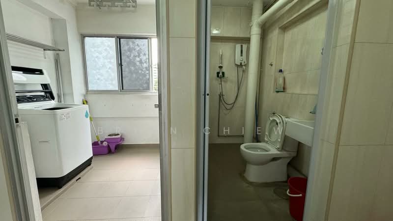 643 Jurong West Street 61, 643 Jurong West Street 61, 3 Bedrooms, 969 sqft, HDB Flat For Rent, by Bryan Chiew, 500099692 - Bathroom - PropertyGuru.com.sg