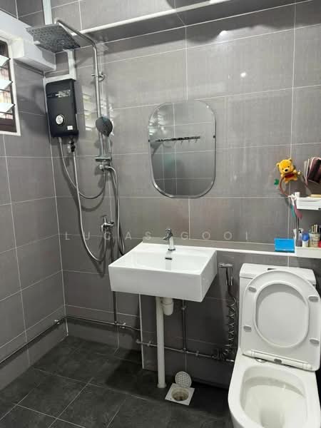 412 Yishun Ring Road HDB Flat For Sale at S$ 688,000 | PropertyGuru Singapore - Bathroom