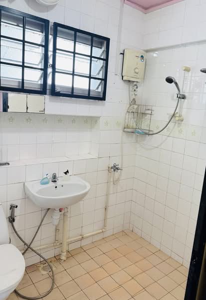 707 Jurong West Street 71, 707 Jurong West Street 71, Room Rental, 200 sqft, HDB Flat For Rent, by Paulynn Tay, 500099699 - Bathroom - PropertyGuru.com.sg