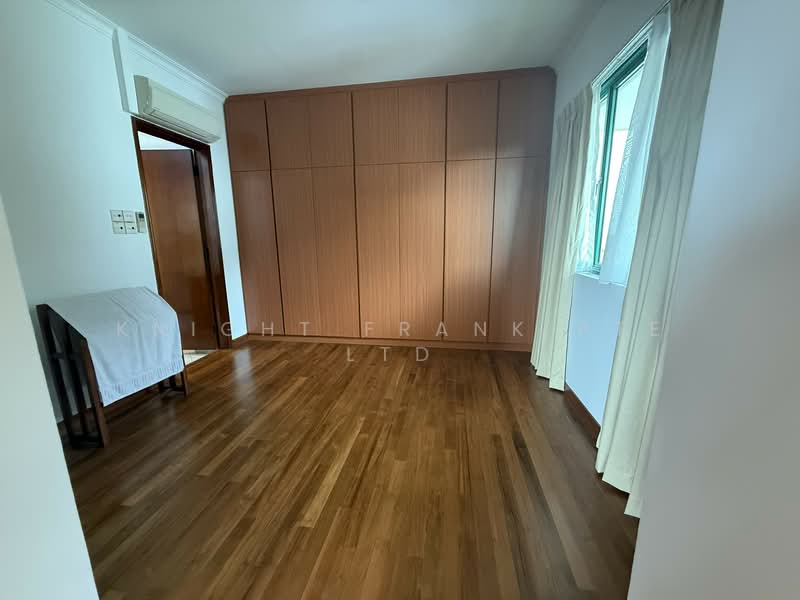 Beechwood Grove, , 6 Bedrooms, 7,500 sqft, Detached House For Sale, by Clarice Lau, 500099777 - Master Bedroom Walk-in Wardrobe - PropertyGuru.com.sg