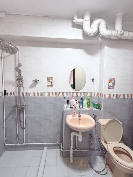 659 Jalan Tenaga HDB Flat For Sale at S$ 740,000 | PropertyGuru Singapore - Bathroom