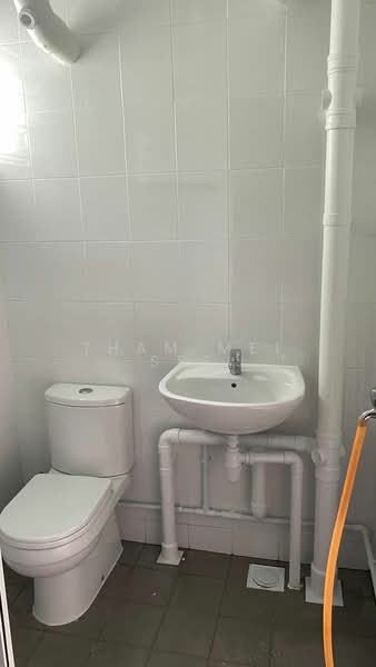148 Silat Avenue, 148 Silat Avenue, 2 Bedrooms, 721 sqft, HDB Flat For Sale, by Tham Mei See, 500099849 - Bathroom - PropertyGuru.com.sg