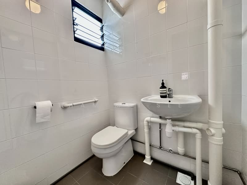148 Silat Avenue, 148 Silat Avenue, 2 Bedrooms, 721 sqft, HDB Flat For Sale, by Tham Mei See, 500099849 - Bathroom - PropertyGuru.com.sg