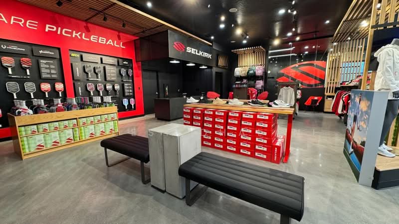 Prime Retail Podium Unit Dhoby Ghaut Maximum Visibility, Handy Road, Orchard / River Valley, 1,366 sqft, Mall Shop For Rent, by Mahesh Dhalani, 500099868 - Interior - CommercialGuru.com.sg
