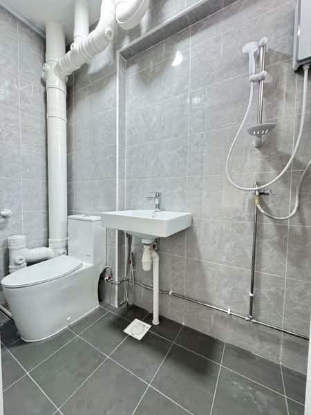 715 Jurong West Street 71, 715 Jurong West Street 71, Room Rental, 250 sqft, HDB Flat For Rent, by Kelvin Tan, 500099891 - Bathroom - PropertyGuru.com.sg