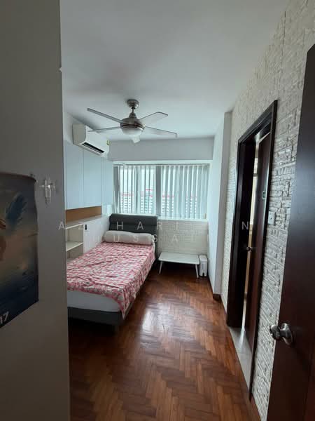 The Warren Apartment For Sale at S$ 1,680,000 | PropertyGuru Singapore - Bedroom