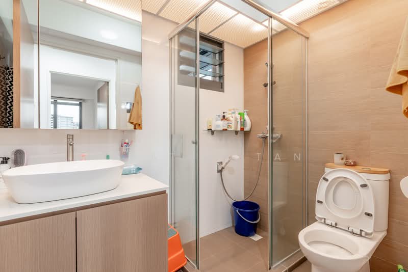 445A Clementi Avenue 3 HDB Flat For Sale at S$ 1,499,999 | PropertyGuru Singapore - Common Bathroom