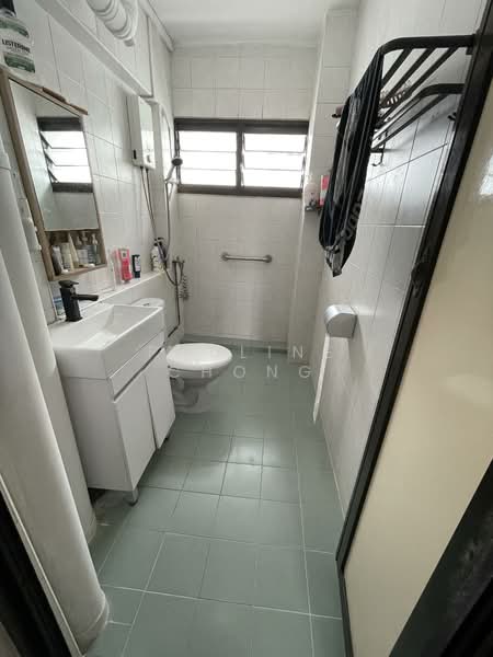 447 Choa Chu Kang Avenue 4 HDB Flat For Sale at S$ 560,000 | PropertyGuru Singapore - Bathroom