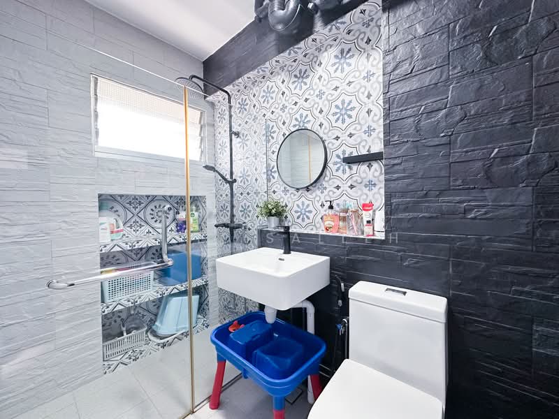 207 Pasir Ris Street 21 HDB Flat For Sale at S$ 928,000 | PropertyGuru Singapore - Bathroom
