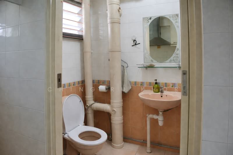 324D Sengkang East Way HDB Flat For Sale at S$ 680,000 | PropertyGuru Singapore - Common Bathroom