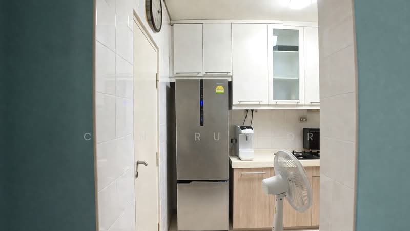 324D Sengkang East Way HDB Flat For Sale at S$ 680,000 | PropertyGuru Singapore - Kitchen