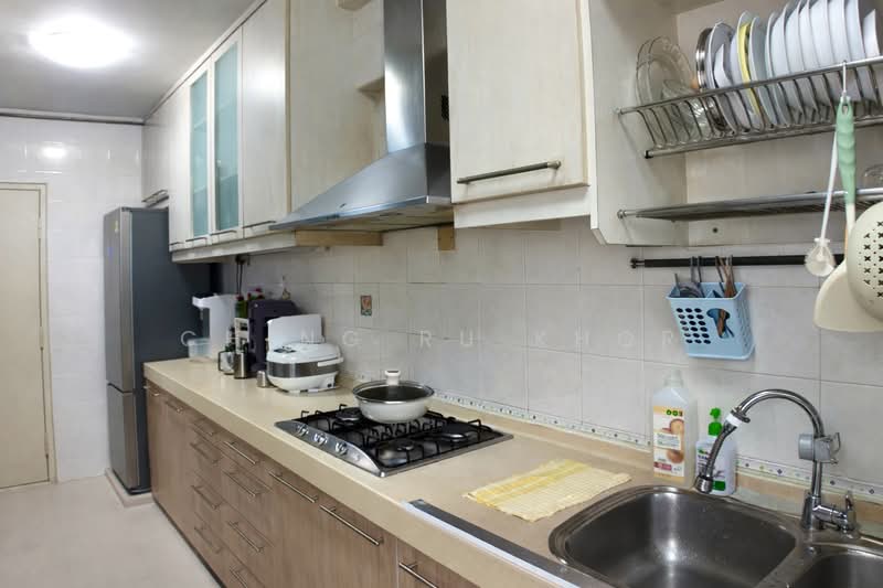 324D Sengkang East Way HDB Flat For Sale at S$ 680,000 | PropertyGuru Singapore - Kitchen