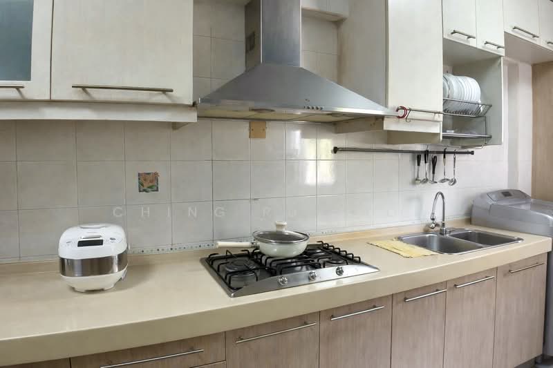 324D Sengkang East Way HDB Flat For Sale at S$ 680,000 | PropertyGuru Singapore - Kitchen