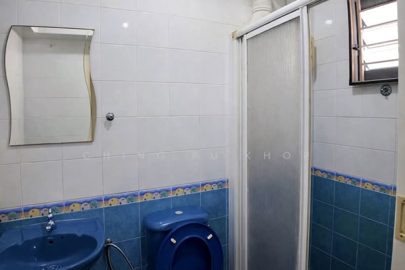 324D Sengkang East Way HDB Flat For Sale at S$ 680,000 | PropertyGuru Singapore - Master Bathroom