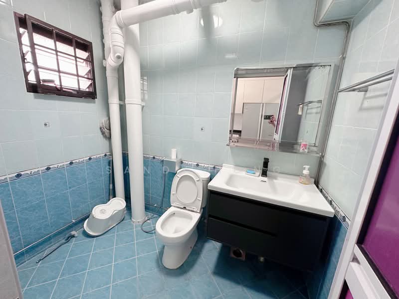 663B Jurong West Street 65 HDB Flat For Sale at S$ 618,000 | PropertyGuru Singapore - Bathroom