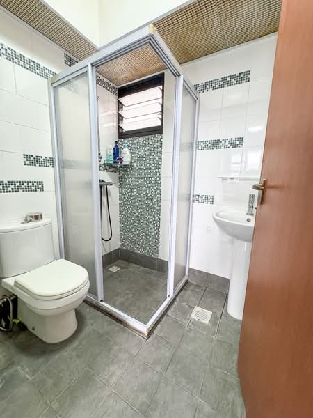 261A Punggol Way HDB Flat For Sale at S$ 610,000 | PropertyGuru Singapore - Bathroom