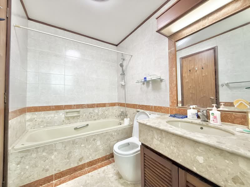 Kelulut Hill Terraced House For Sale at S$ 3,900,000 | PropertyGuru Singapore - Bathroom