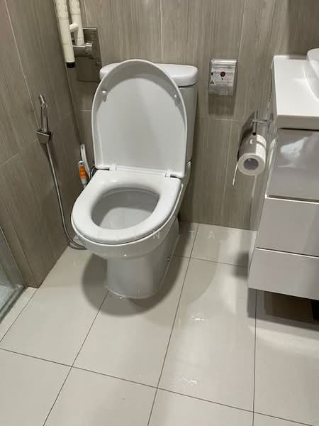 The Hillford Condominium For Sale at S$ 668,000 | PropertyGuru Singapore - Bathroom