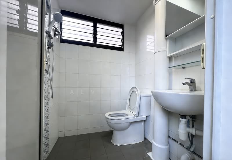 349 Clementi Avenue 2, 349 Clementi Avenue 2, 3 Bedrooms, 990 sqft, HDB Flat For Sale, by Alvin Tay, 500100031 - Bathroom - PropertyGuru.com.sg