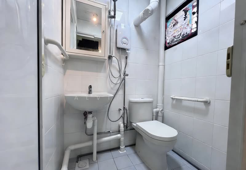 349 Clementi Avenue 2, 349 Clementi Avenue 2, 3 Bedrooms, 990 sqft, HDB Flat For Sale, by Alvin Tay, 500100031 - Bathroom - PropertyGuru.com.sg