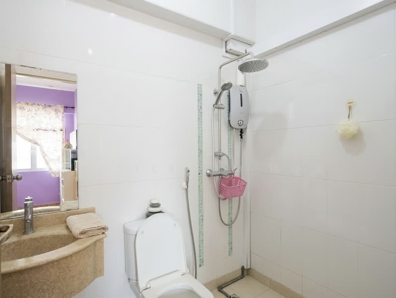 342A Yishun Ring Road, 342A Yishun Ring Road, 3 Bedrooms, 1,033 sqft, HDB Flat For Sale, by Chester Lim 林俊贤, 500100052 - Master toilet - PropertyGuru.com.sg
