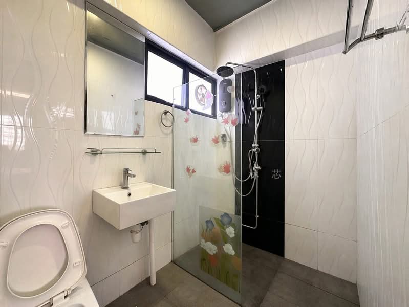 288 Tampines Street 22 HDB Flat For Sale at S$ 708,000 | PropertyGuru Singapore - Bathroom