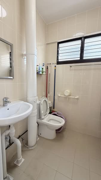 708 Hougang Avenue 2 HDB Flat For Sale at S$ 480,000 | PropertyGuru Singapore - Bathroom